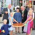 Bezirkstagspräsident Jürgen Reichert bekommt als Gastgeschenk am Schwabentag 2018 eine Rieser Bauerntorte überreicht.