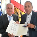 Aus den Händen von Bezirkstagspräsident Jürgen Reichert erhielt der ehemalige Chefredakteur der Augsburger Allgemeinen Zeitung Walter Roller die Sieben-Schwaben-Medaille.