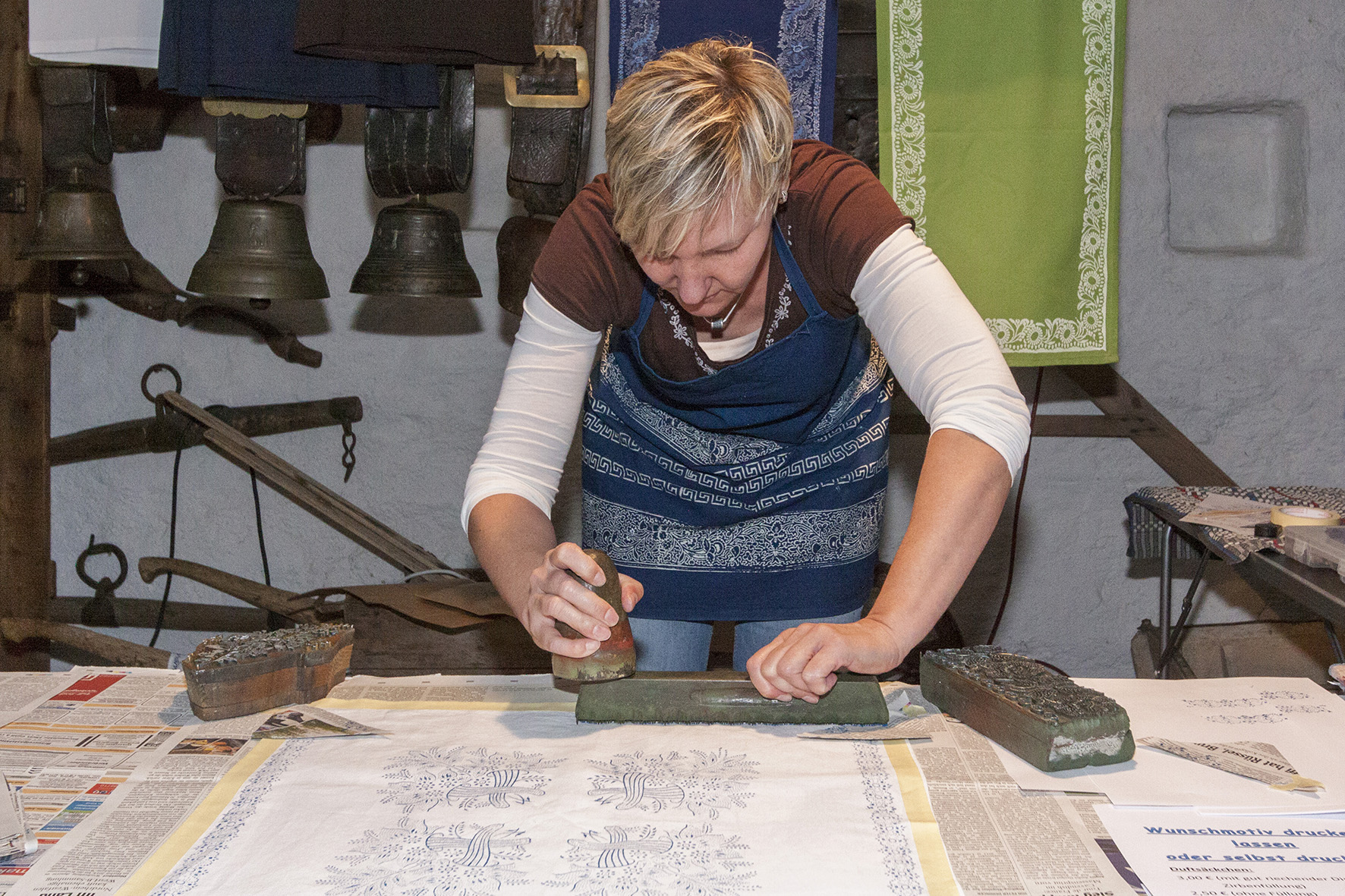 Das Bedrucken von Stoff führt Petra Kortmann aus Sulzberg vor. Durch die Verwendung von sogenannten Modeln können Muster sehr regelmäßig aneinandergereiht werden.