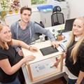 Das Team der Medienfachberatung Schwaben in Aktion: Katharina Gmeinwieser, Michael Gall und Sibylle Schneider (von links) beim Erstellen eines Trickfilms per Tablet und selbst gebauter Trickfilm-Box