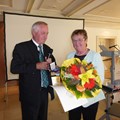 Aus den Händen von Bezirkstagspräsident Jürgen Reichert erhielt Annie Fries die Sieben-Schwaben-Medaille.