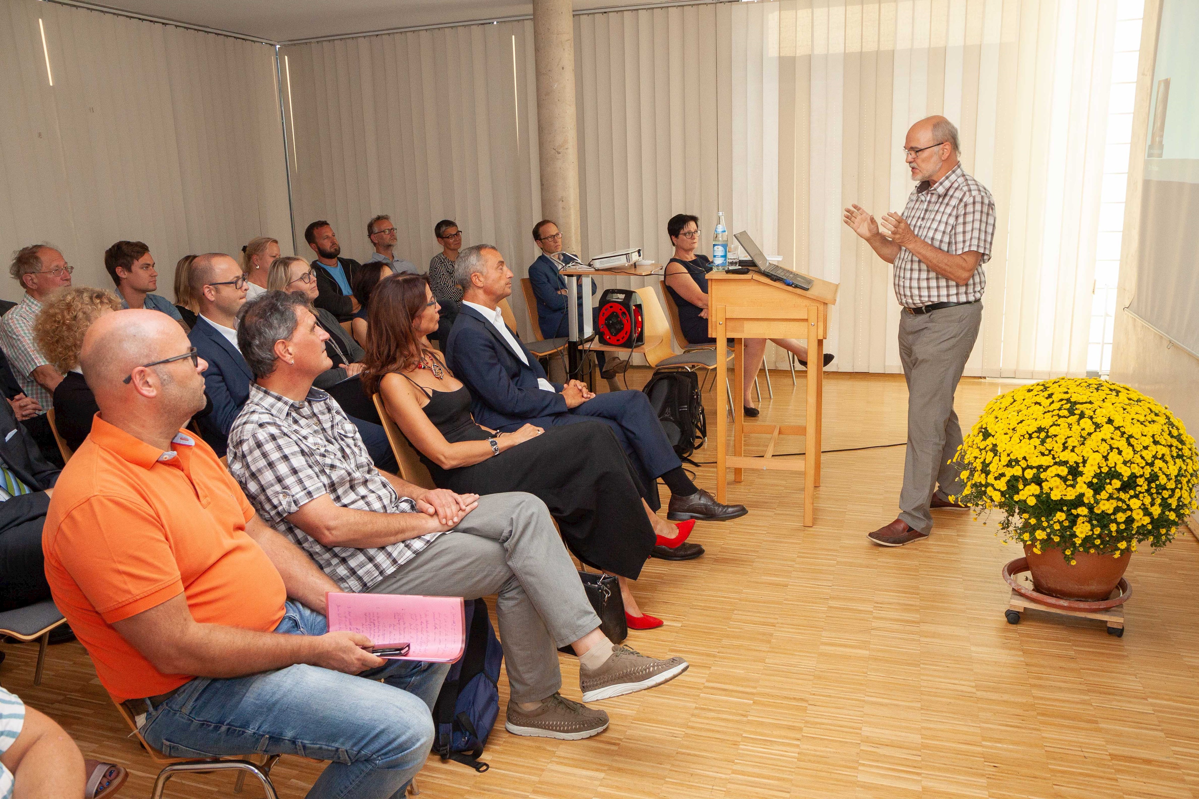 Dr. Florian Straus gab in seiner Festansprache einen Einblick in den Zweck und den gesellschaftlichen Wert der offenen Jugendarbeit.