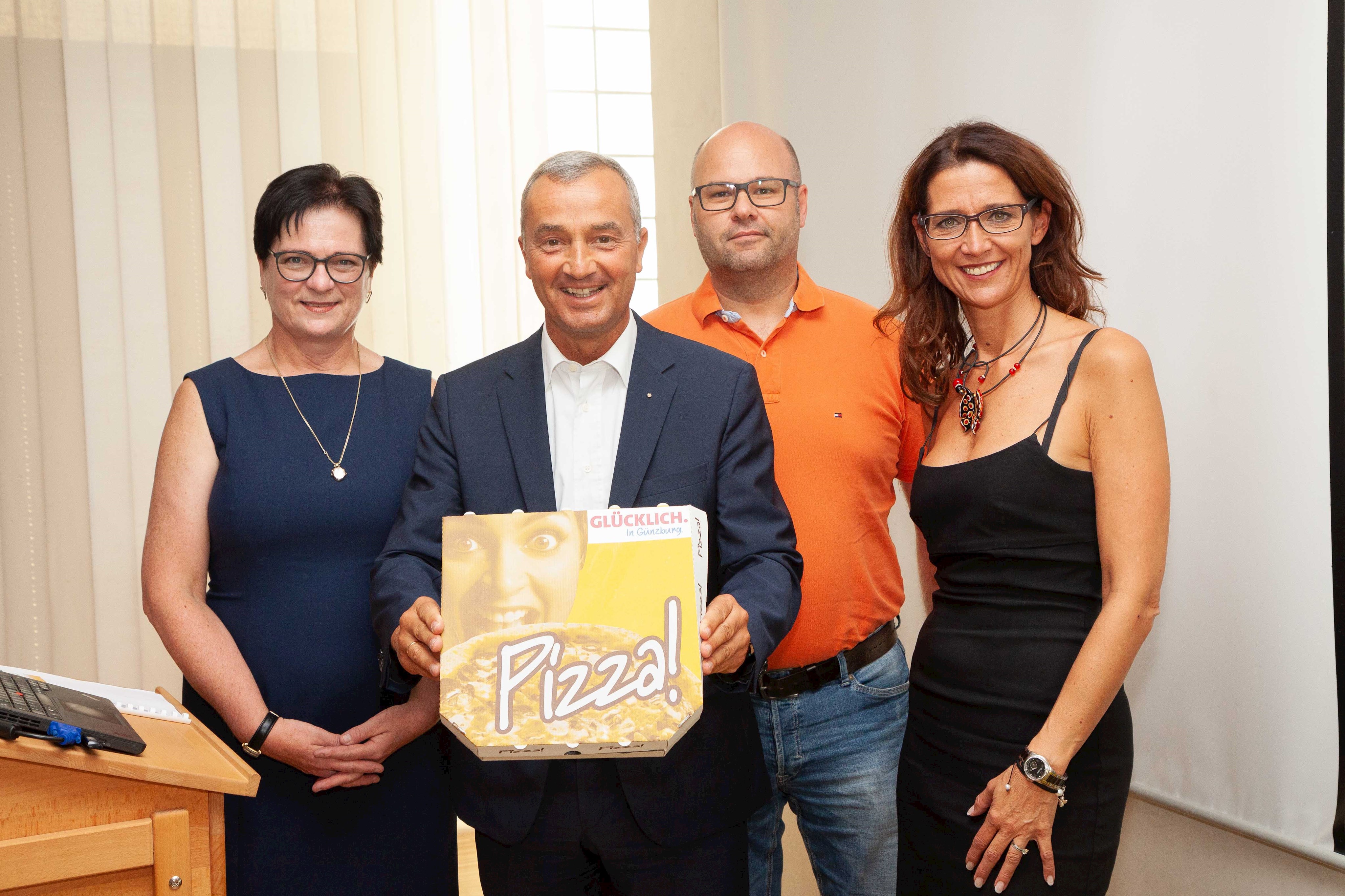 Im Bild von links: Stiftungsleiterin Cornelia Reisenbüchler, Günzburgs Oberbürgermeister Gerhard Jauernig, Jugendtreff-Leiter Michael Seitz, Bezirksrätin Stephanie Denzler.