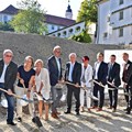 Zum symbolischen Spatenstich für den Erweiterungsbau Küferei in Irsee kamen zahlreiche Besucher zusammen.