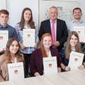 Bezirkstagspräsident Jürgen Reichert hieß die angehenden Beamten in der Bezirksverwaltung in Augsburg willkommen.