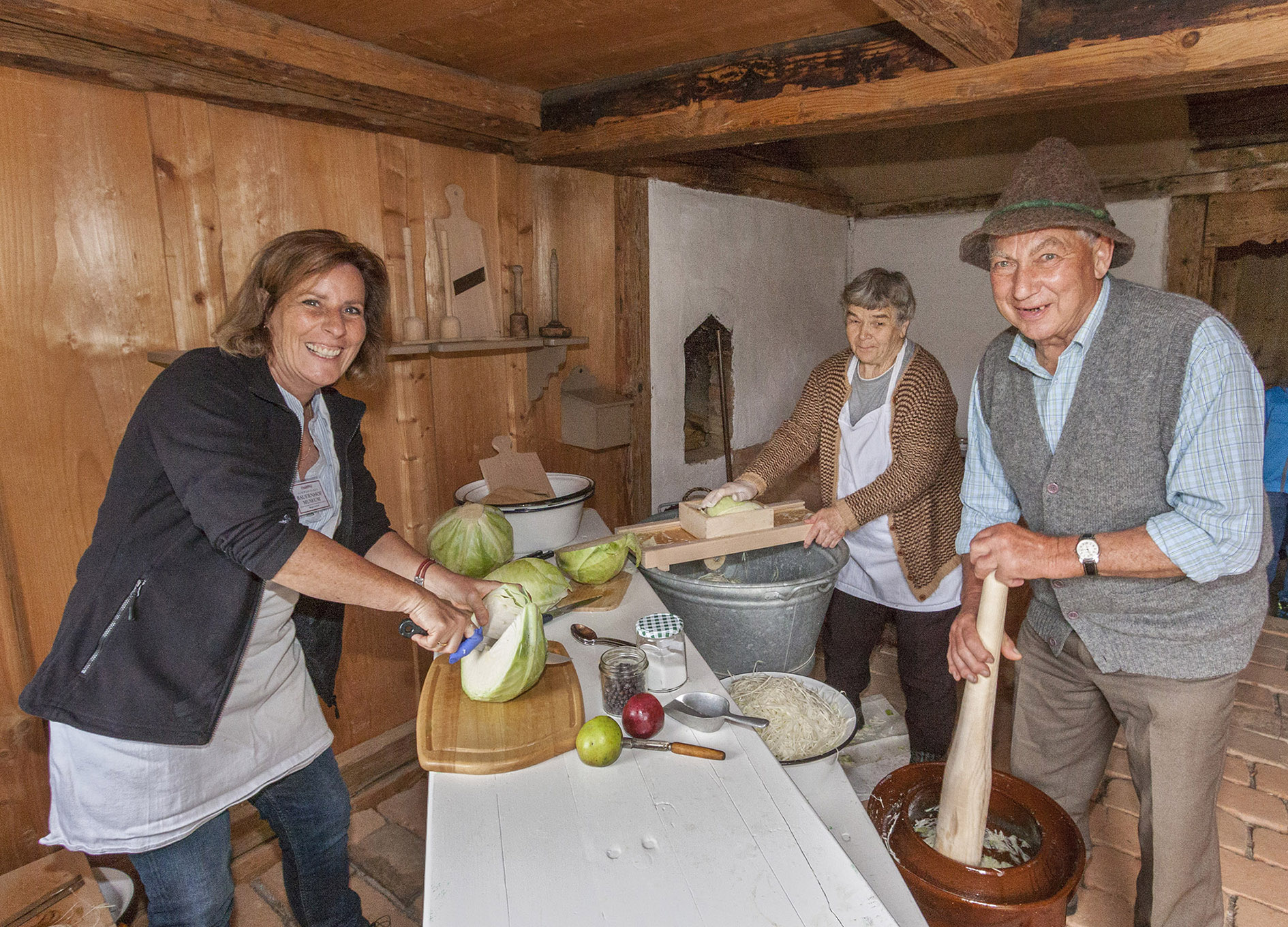 Wer im Winter Sauerkraut genießen möchte, muss im Herbst das Kraut hobeln und einlegen.