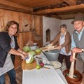 Wer im Winter Sauerkraut genießen möchte, muss im Herbst das Kraut hobeln und einlegen.