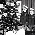 Weihnachten bei den Hall-Schwestern - Freude über die Bescherung, Möttingen 1950er Jahre