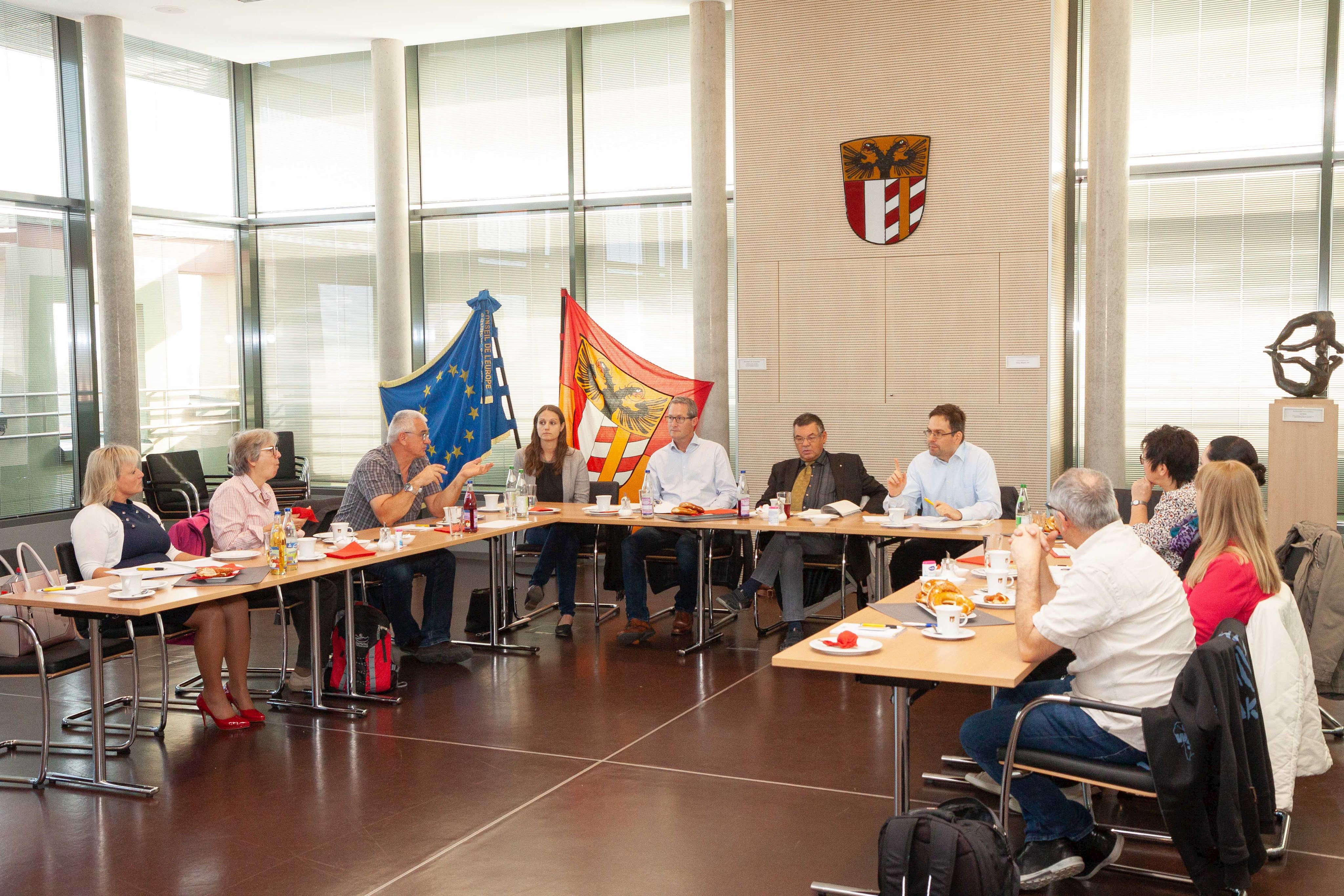 Die Arbeitsgemeinschaft der Schwerbehindertenvertretungen der bayerischen Bezirke bei ihrem Treffen in Augsburg.