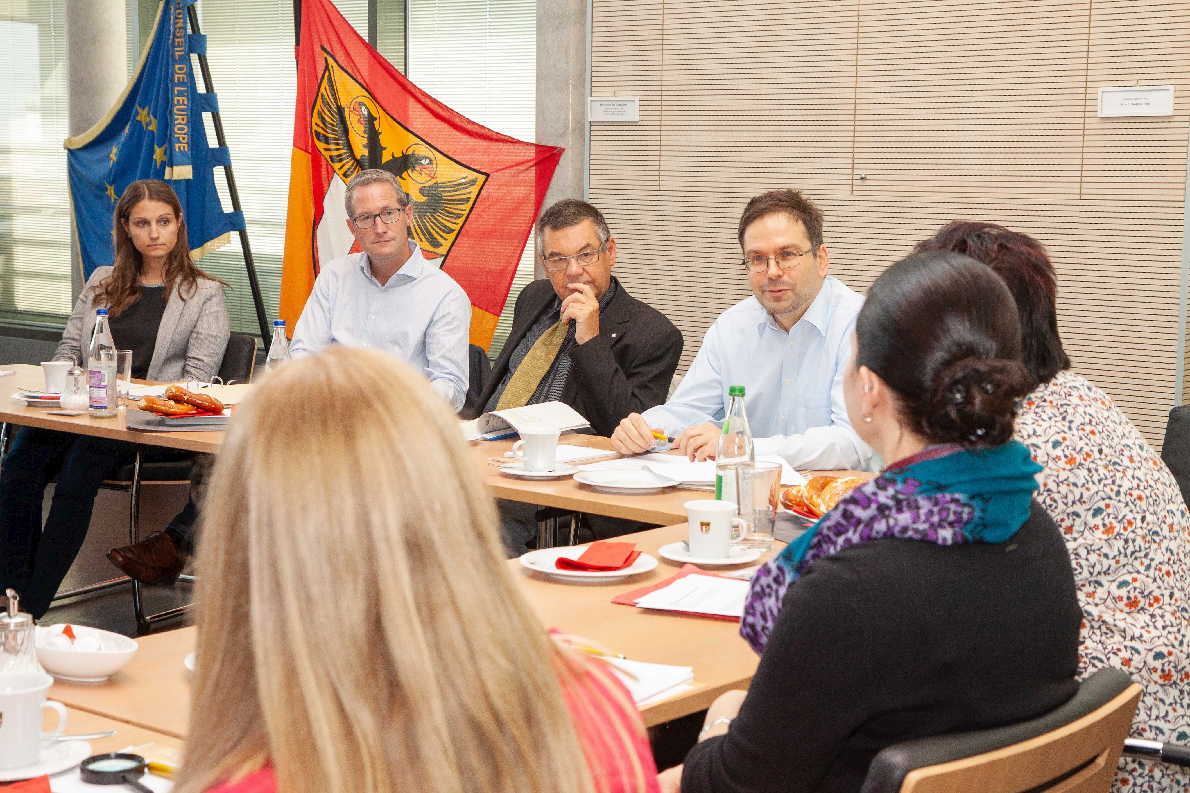 Gleichstellung: Schwerbehindertenvertreter der Bezirke diskutieren in Augsburg