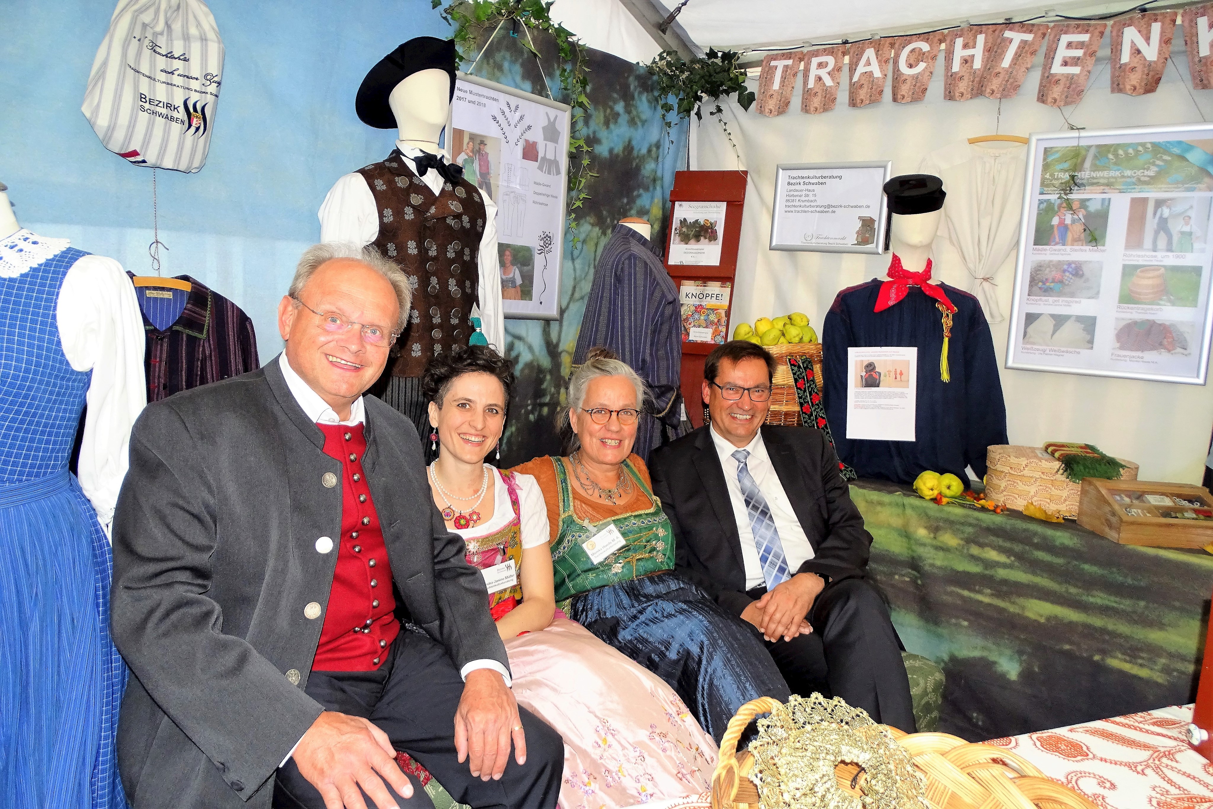 Zur Midisage am Samstagabend kam hoher Besuch: (von links)  Bezirkstags-Vizepräsident Alfons Weber, Mitarbeiterin der Trachtenberatung Sandra-Janine Müller, Schwabens Trachtenberaterin Monika Hoede und Krumbachs Erster Bürgermeister Hubert Fischer.