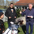 Kleine Fachsimpelei vor dem Golfspiel zwischen Jennifer Sräga, Dominik Schumacher und Bezirkstagspräsident Jürgen Reichert.