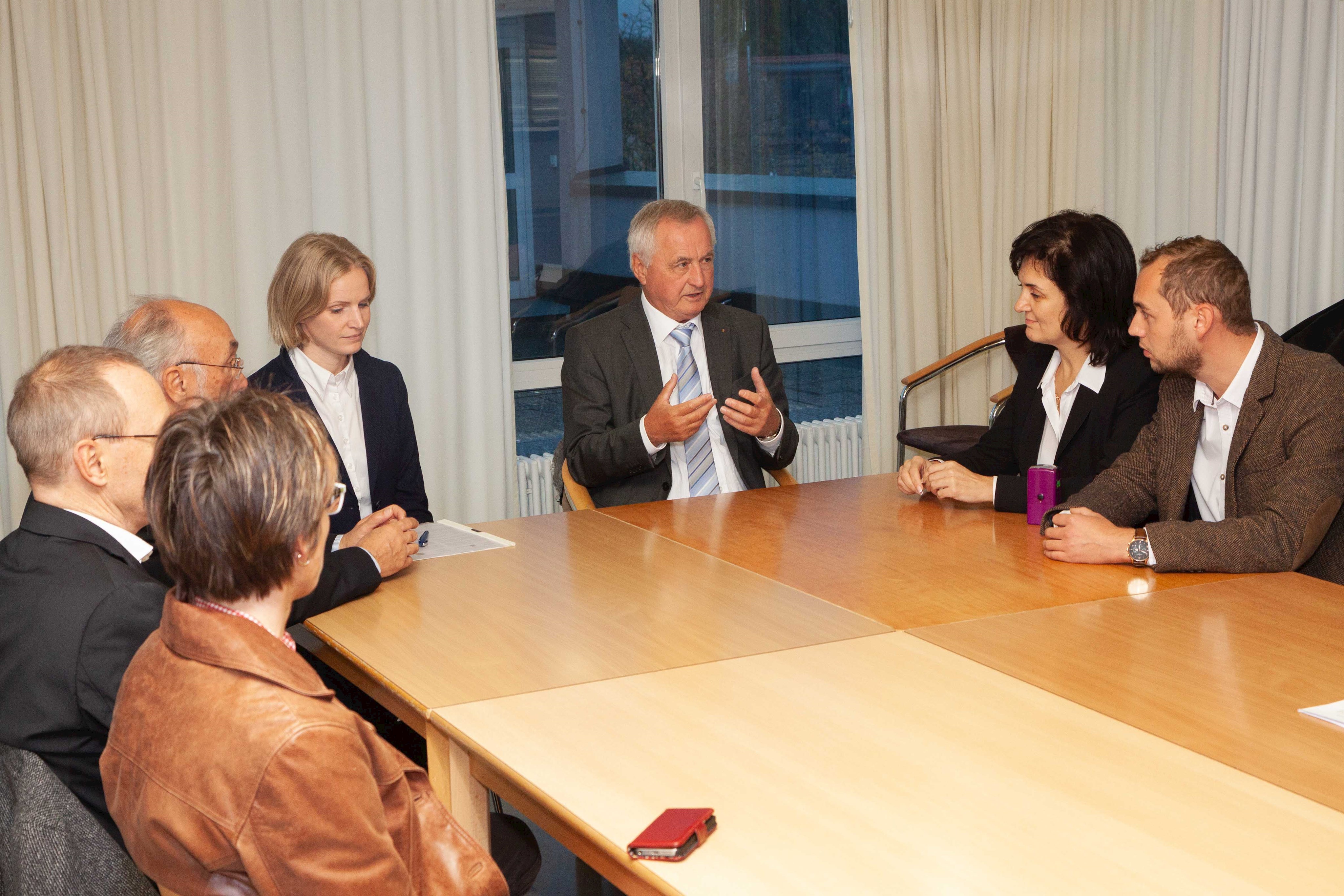 Bezirkstagspräsident Jürgen Reichert (Mitte) und Dr. Katharina Haberkorn freuten sich über den Erfolg des vom Bezirk Schwaben unterstützten Austauschprojekts.