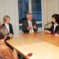 Bezirkstagspräsident Jürgen Reichert (Mitte) und Dr. Katharina Haberkorn freuten sich über den Erfolg des vom Bezirk Schwaben unterstützten Austauschprojekts.