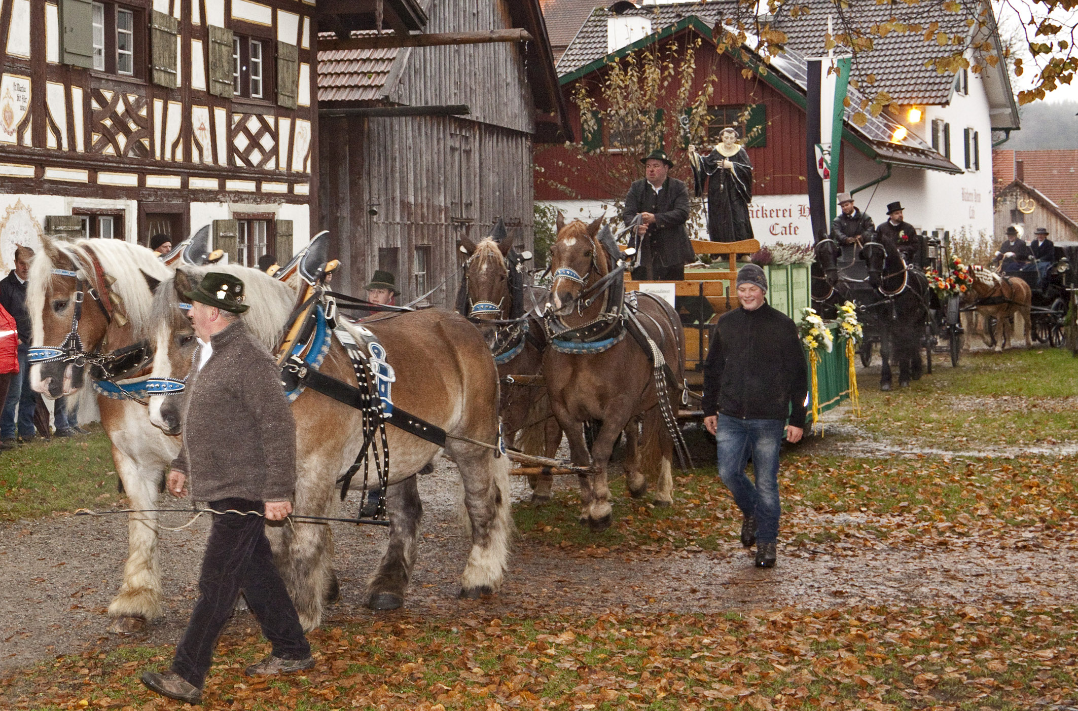 Zu Ehren des Heiligen Leonhard - Reiterumzug in Illerbeuren