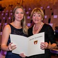 Aus den Händen der stellvertretenden Bezirkstagspräsidentin Ursula Lax erhielt Melanie Zirnsak die Urkunde zum Förderpreis des Bezirk Schwaben