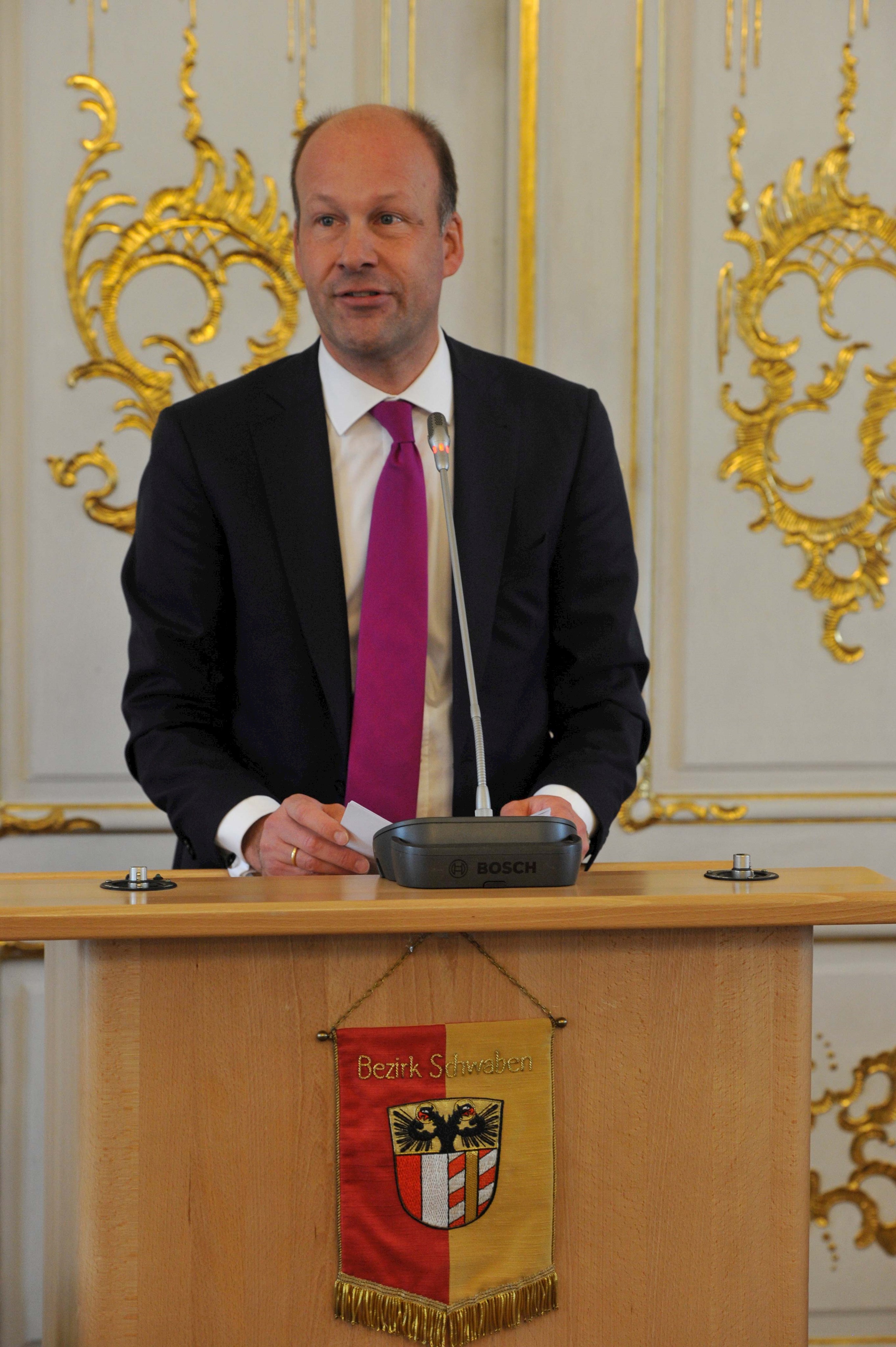 Bei seiner Antrittsrede verkündete Bezirkstagspräsident Sailer das Motto für seine Arbeit: Schwaben - menschlich und modern.
