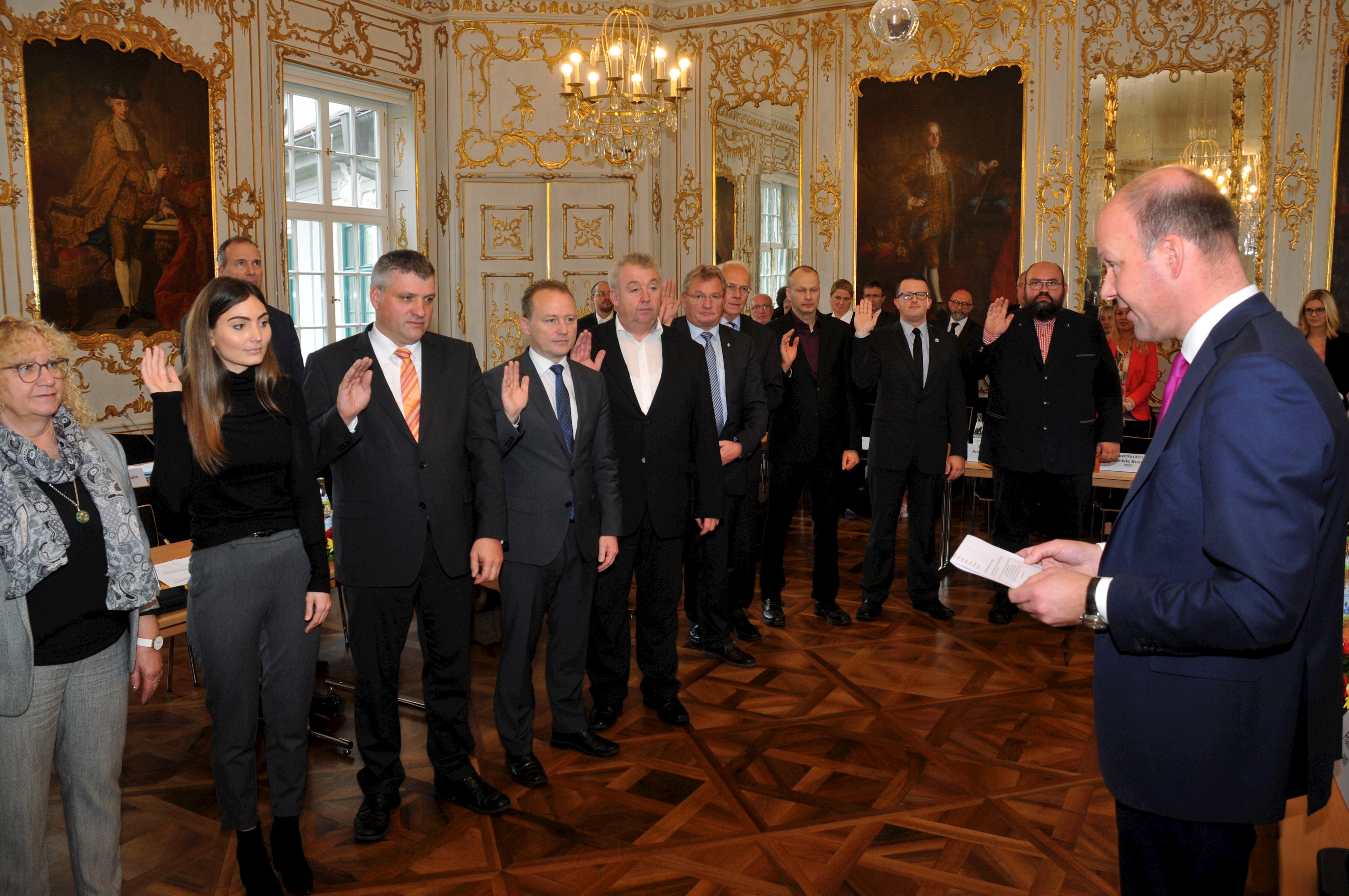 Die Bezirksrätinnen und Bezirksräte, die neu in das Schwabenparlament gewählt wurden, wurden von Bezirkstagspräsident Sailer vereidigt.