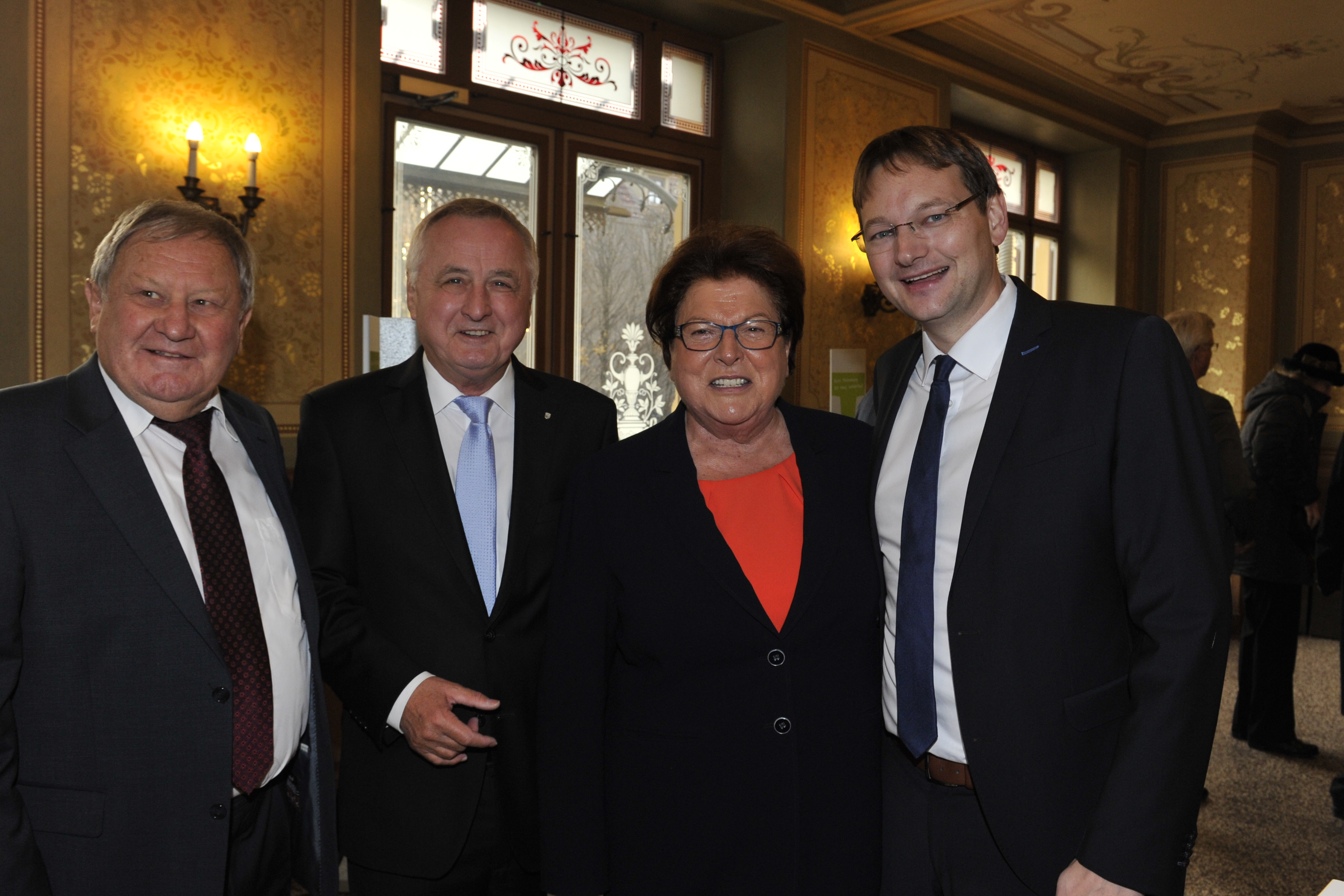 Wegbegleiter des Bezirks: Landrat a.D. Karl Vogele, Altbezirkstagspräsident Jürgen Reichert, Landtagspräsidentin a.D. Barbara Stamm und der Staatsminister für Wohnen, Bau und Verkehr Hans Georg Reichhart.