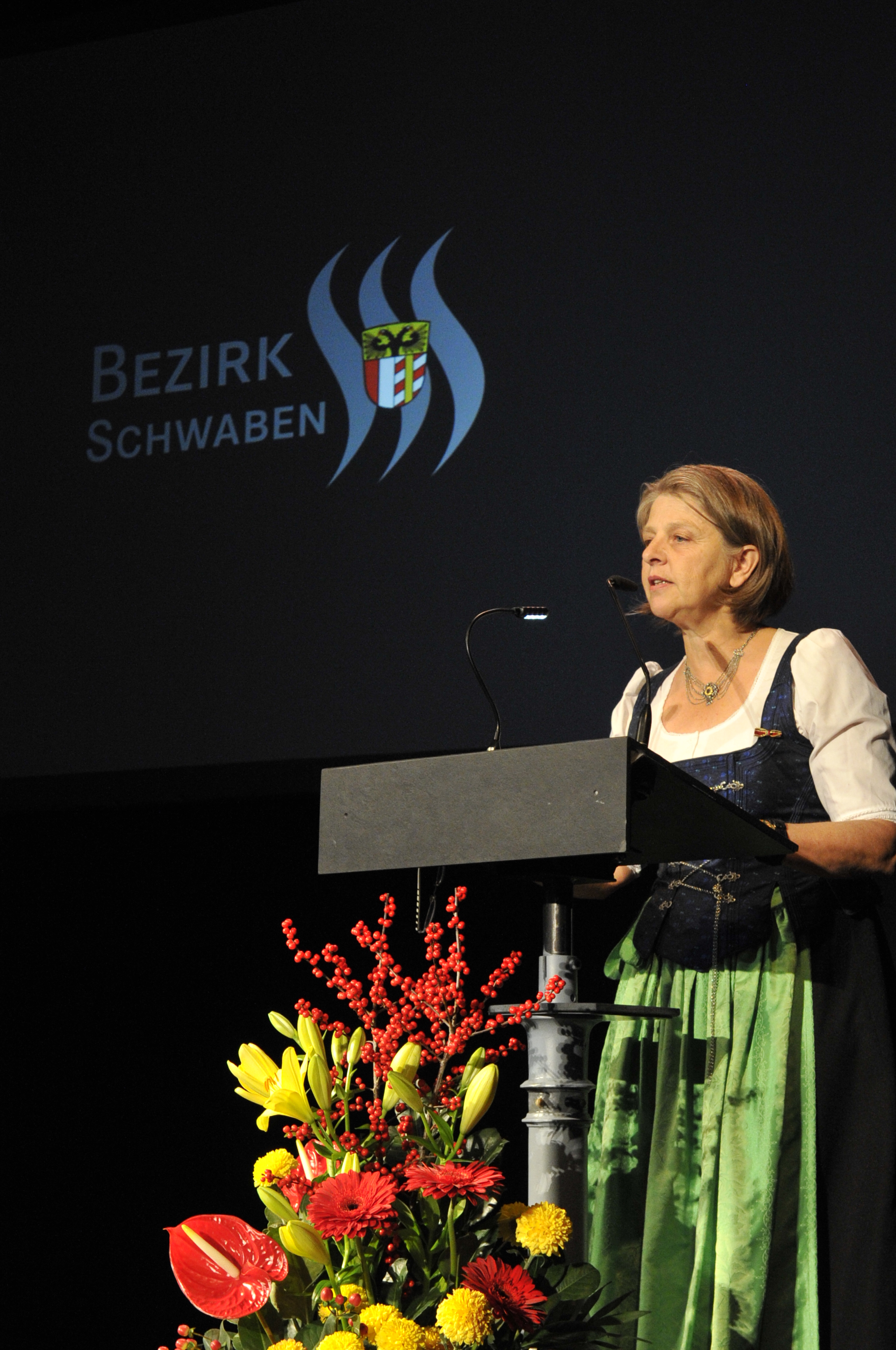 Die langjährige Bezirksrätin und stellvertretende Bezirkstagspräsidentin Barbara Holzmann moderierte den Festakt zur Verabschiedung von Jürgen Reichert.