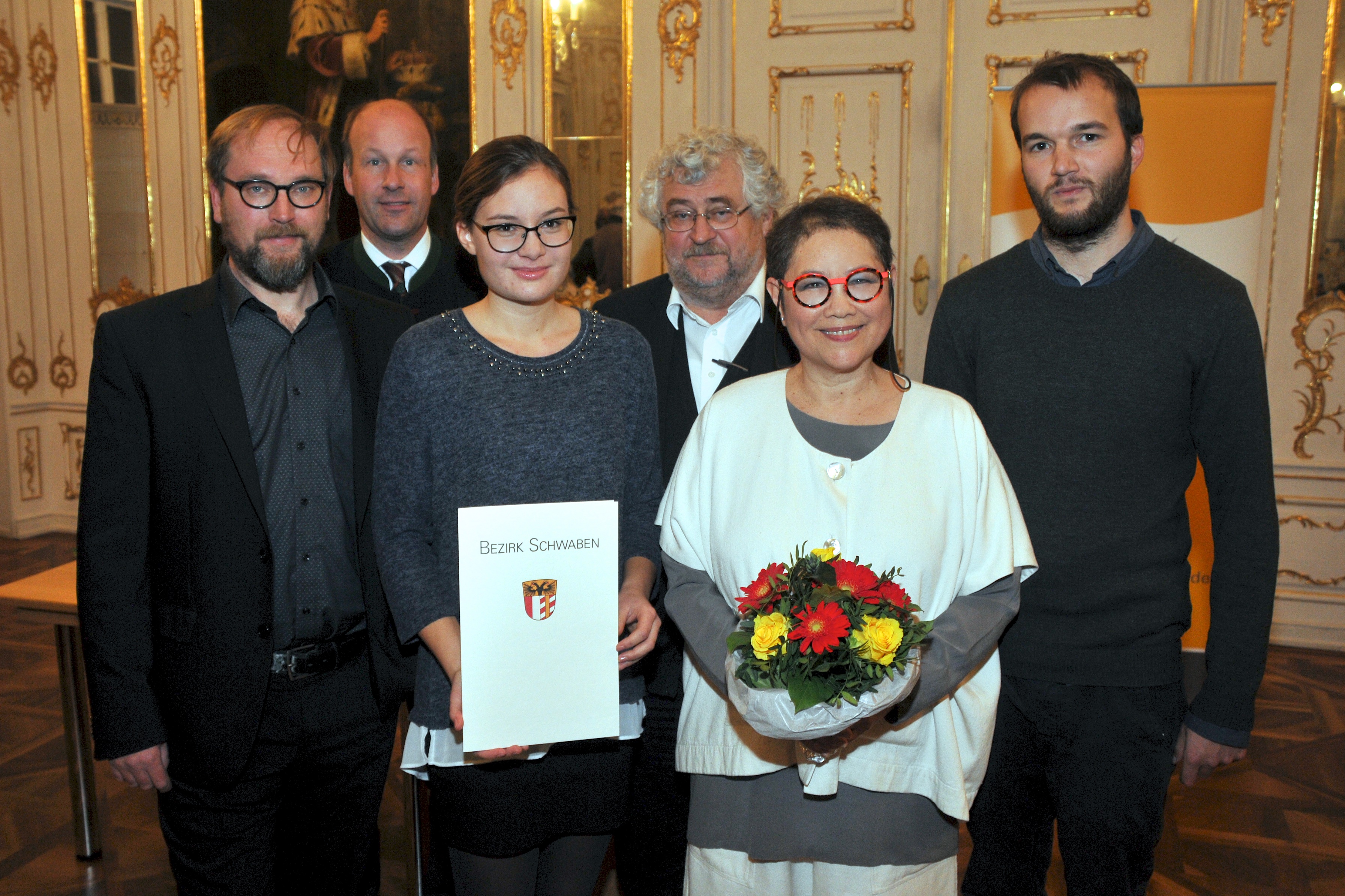 Ausgezeichnete Literaten 2018: v. l.: 3. Preisträger Jörg Lenuweit, Bezirkstagspräsident Martin Sailer, Sonderpreis „Junge Autorin“ Leah Braekau, Bezirksheimatpfleger Dr. Peter Fassl, 1. Preisträgerin Dr. Joyce Shintani, 2. Preisträger David Jokschat.