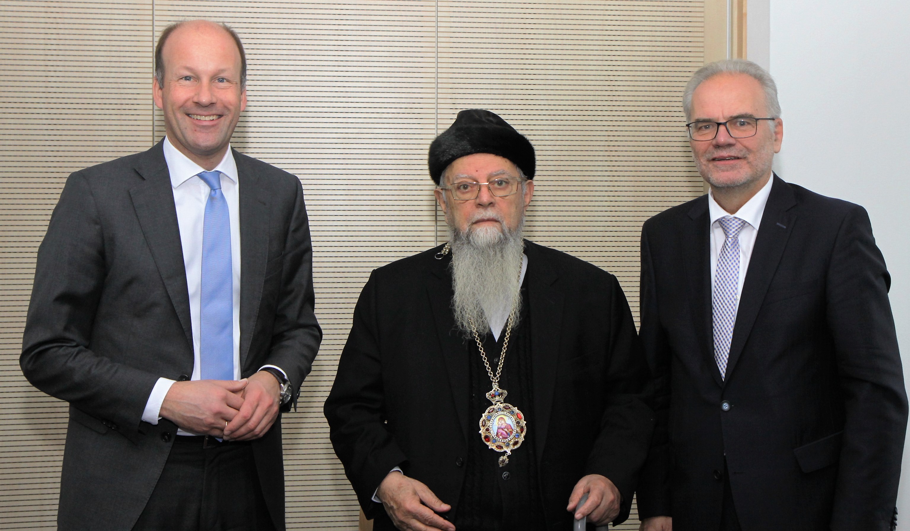 v.r.: Bezirkstagspräsident Martin Sailer, Erzbischof von Galiläa, Erzbischof Elias Chacour aus Ibillin und Regierungspräsident Erwin Lohner