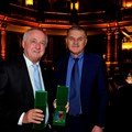 Altbezirkstagspräsident Jürgen Reichert freut sich über den Ehrenpreis der Bukwowina, der ihm in Augsburg von Viorel Seredenciuc (rechts) überreicht wurde.