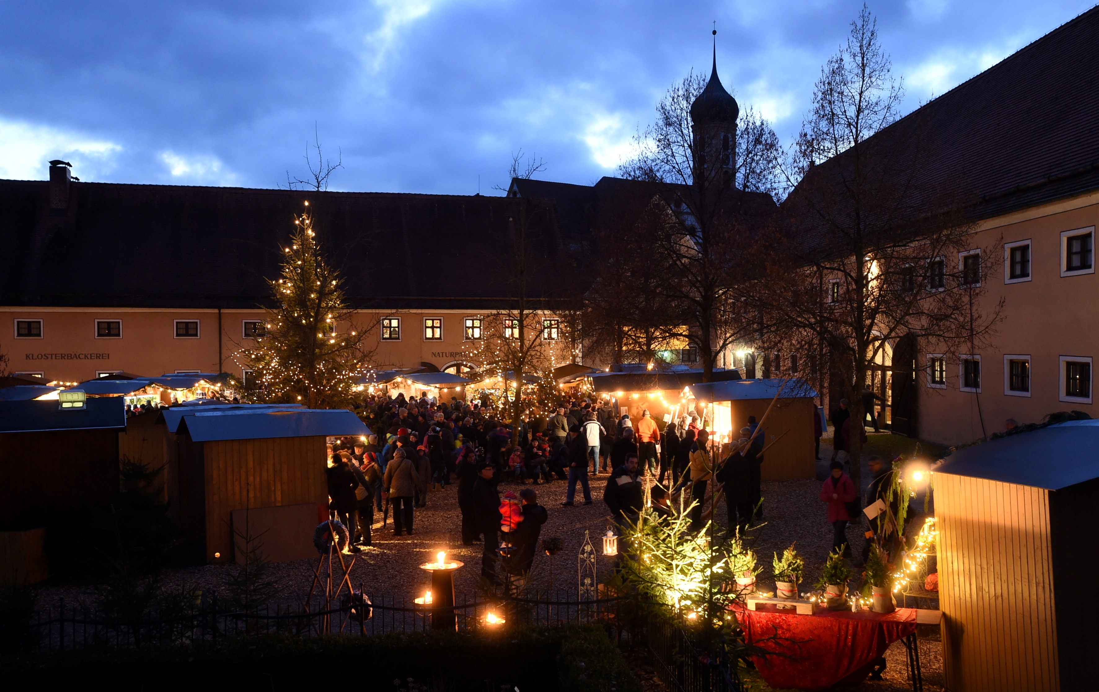 Die vorweihnachtliche Atmosphäre des Oberschönenfelder Weihnachtsmarktes auf dem Areal der 800 Jahre alten Klosteranlage im idyllischen Schwarzachtal ist weithin unvergleichlich!
