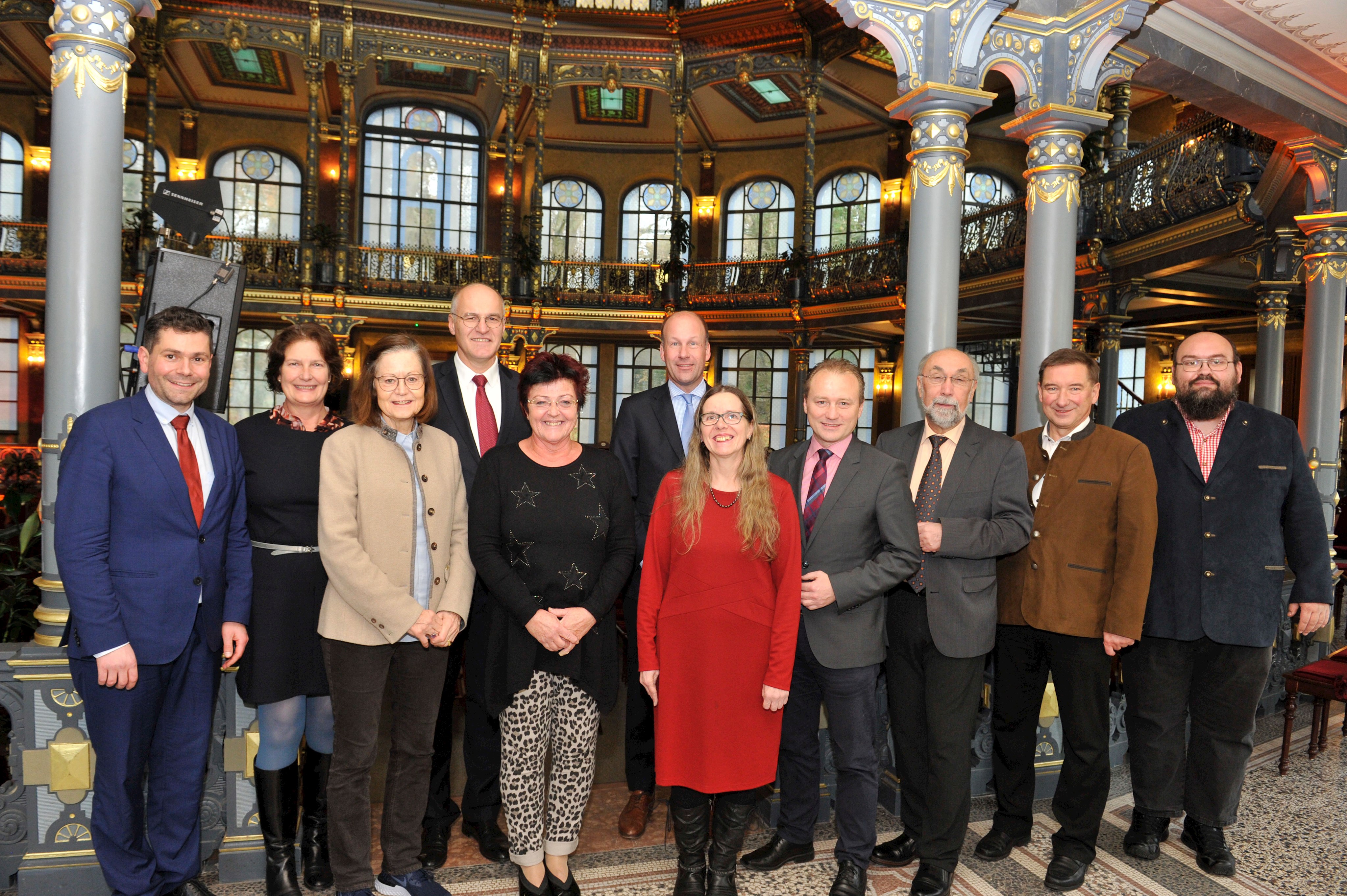 Die Stadt Augsburg wird nach wie vor vertreten von Dr. Florian Freund, Antje Seubert, Ingrid Fink, Oberbürgermeister Dr. Kurt Gribl, in Vertretung von Jutta Fiener war Sieglinde Wisniewski anwesend. Für den Bezirk Schwaben sind Bezirkstagspräsident Martin Sailer sowie die Bezirksräte Annemarie Probst, Klaus Förster, Wolfgang Bähner, Erwin Gerblinger und Markus Striedl im Zweckverband (im Bild von links nach rechts). Nicht anwesend waren: Leo Dietz, Andreas Jäckel (beide Stadt Augsburg) sowie Dr. Markus Brem (Bezirk Schwaben).