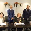 Vertreter der Universität Augsburg und der Bezirkskliniken Schwaben vereinbaren Zusammenarbeit