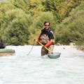 zwei Männer waten mit Boot und Elektro-Kescher durch einen Fluss zwei Männer waten mit Boot und Elektro-Kescher durch einen Fluss