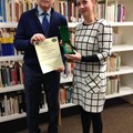 Bei seinem Besuch des Augsburger Bukowina-Instituts überreichte Viorel Seredenciuc, stellvertretender Präsident des Regionalparlaments im südlichen Teil der historischen Region Bukowina, Professor Dr. Maren Röger die Verdienstmedaille "Meritul Bucovinei".