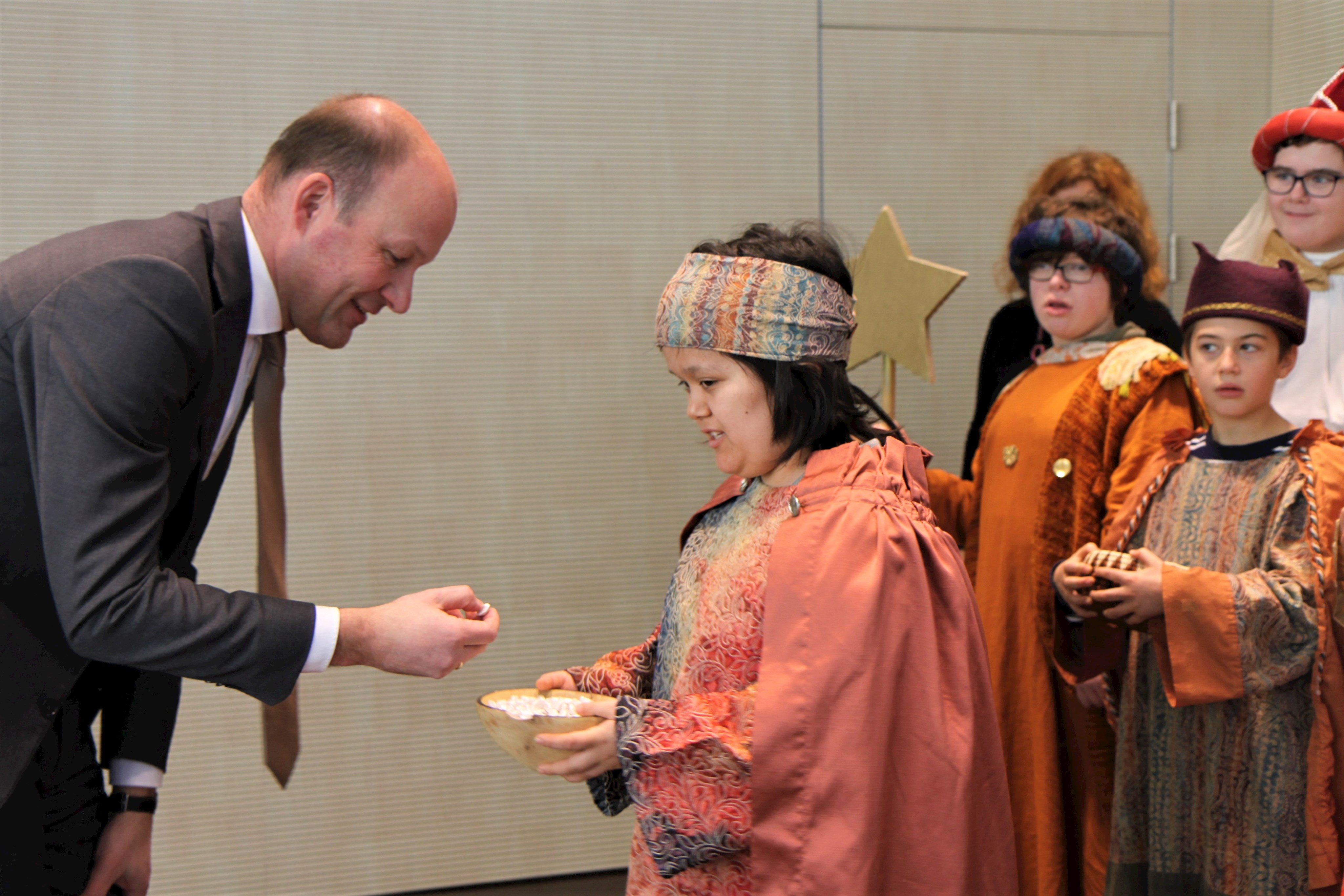 Sternsinger von der Elisabethschule Aichach mit Segenswünschen für den Bezirk Schwaben