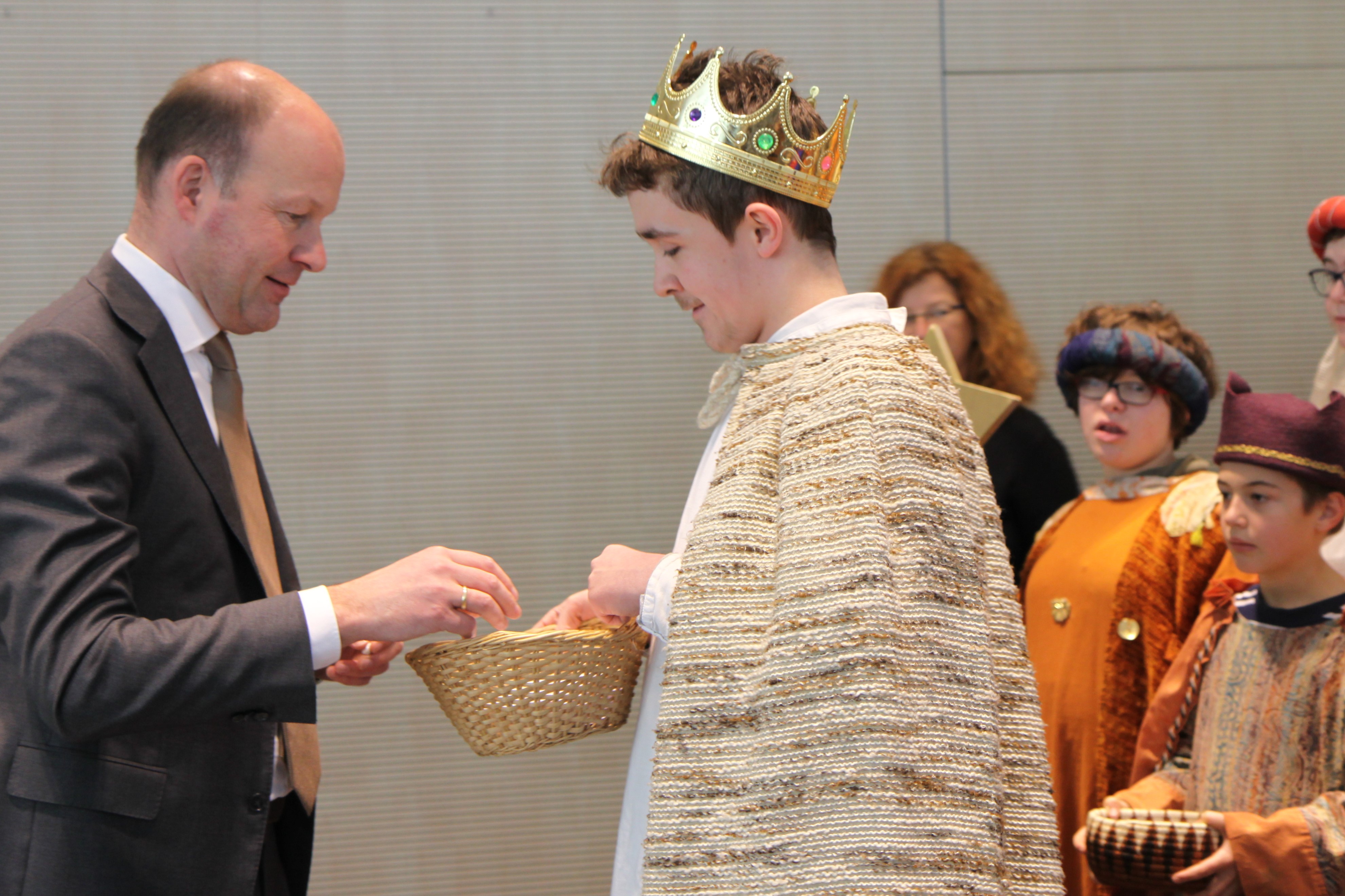 Brachten Bezirkstagspräsident Martin Sailer und der Bezirksverwaltung in Augsburg ihre Segenswünsche: Die Schulsternsinger der Elisabethschule in Aichach.