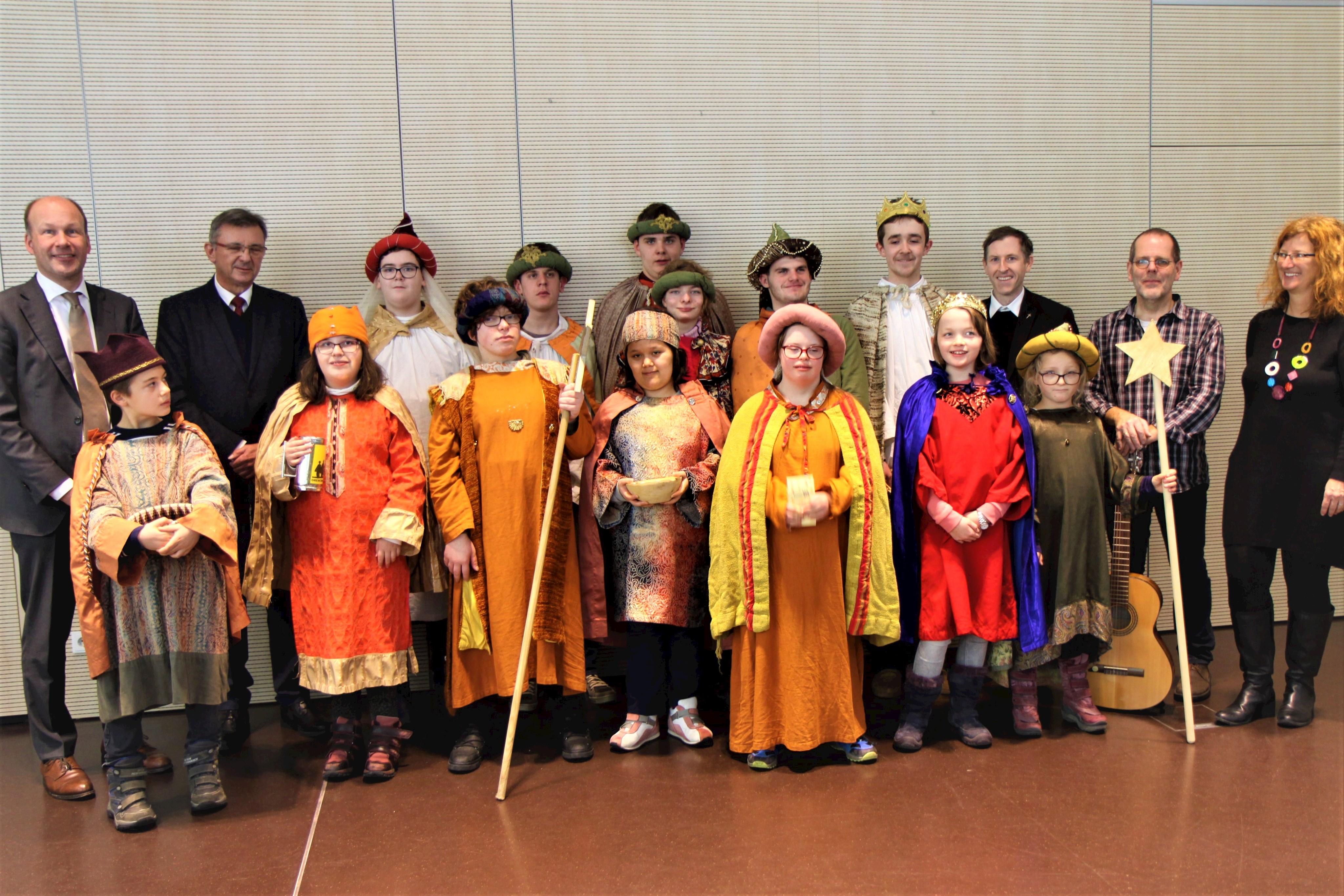 Brachten Bezirkstagspräsident Martin Sailer und der Bezirksverwaltung in Augsburg ihre Segenswünsche: Die Schulsternsinger der Elisabethschule in Aichach.