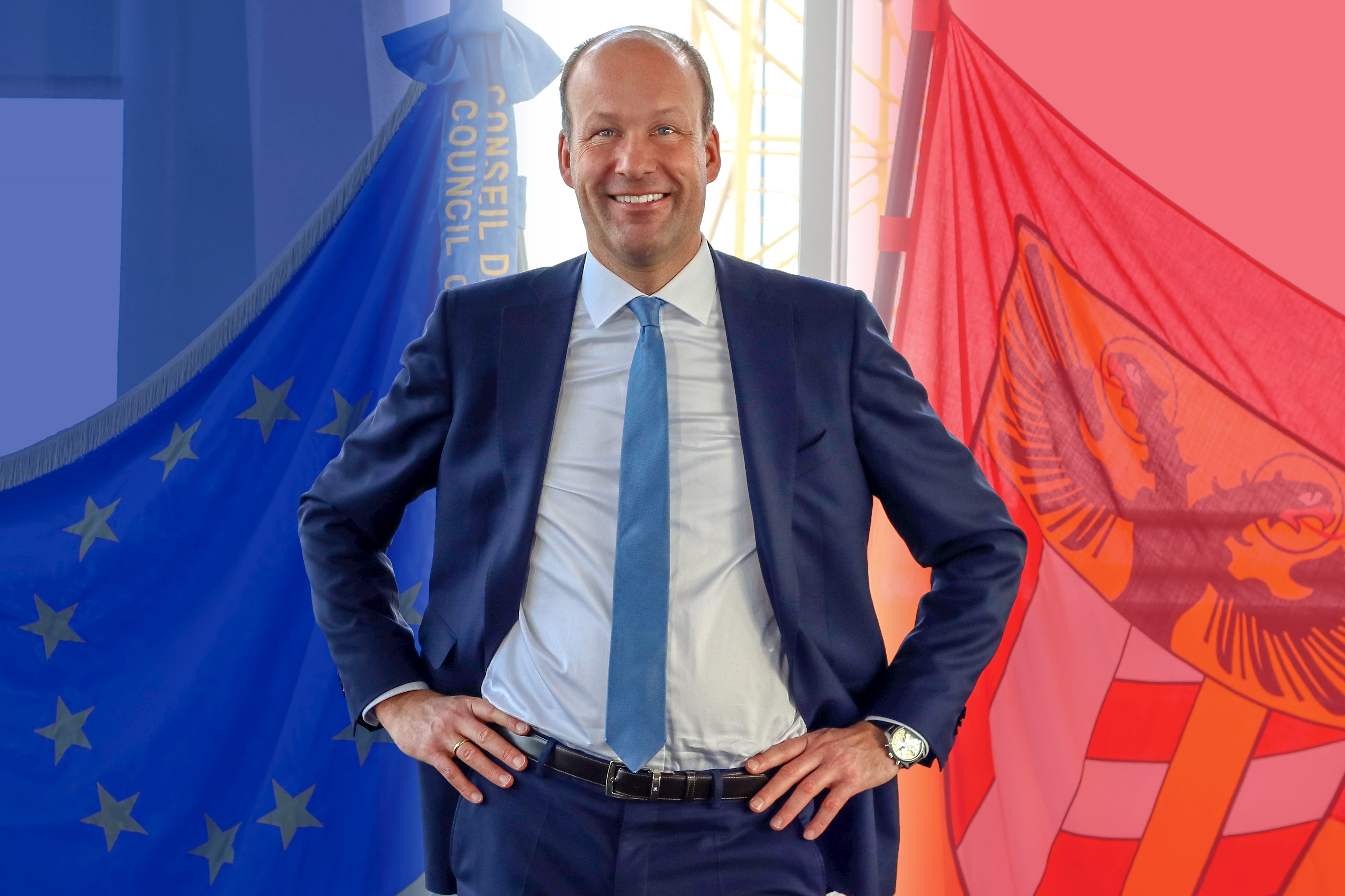 Martin Sailer vor den Fahnen Europas und Schwabens; der Hintergrund ist mit den Farben Frankreichs (Blau – Weiß – Rot) überlagert