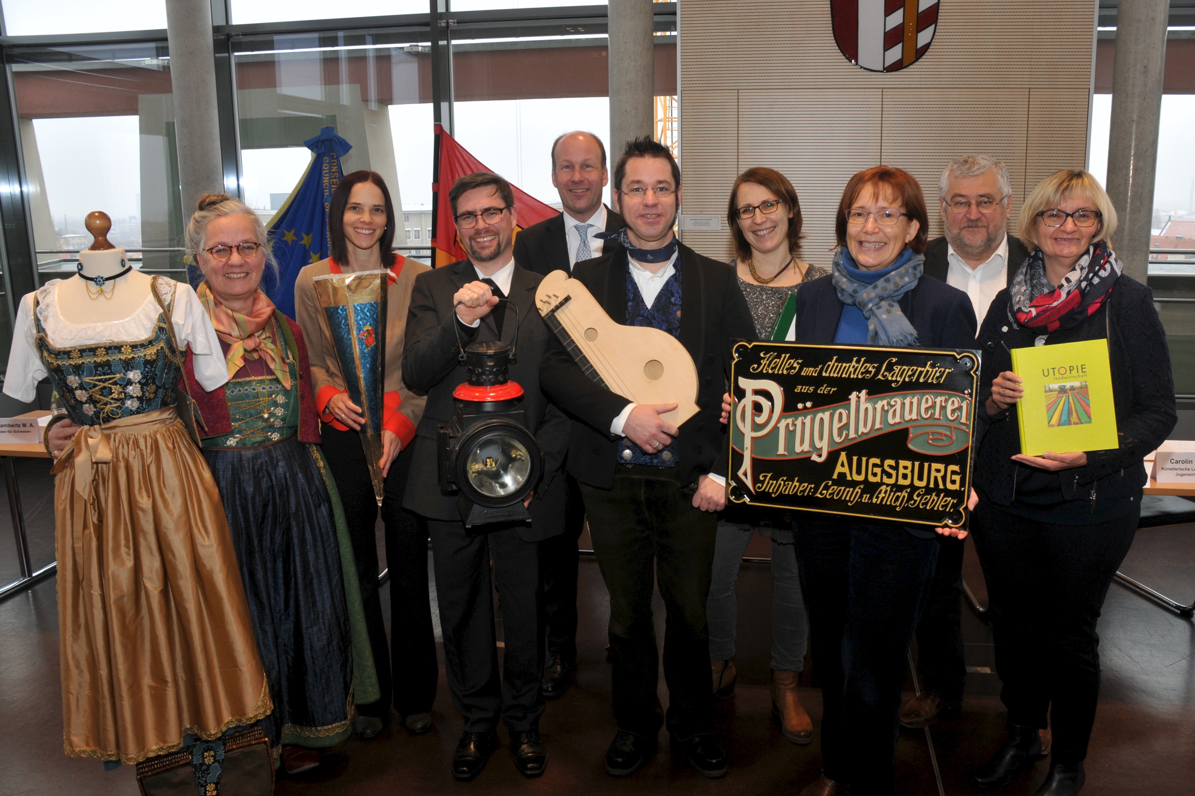 v. l. Trachtenberaterin Monika Hoede; Kuratorin für Schloss Höchstädt Stephanie Kautz; Dr. Bernhard Niethammer, Leiter Schwäbisches Bauernhofmuseum Illerbeuren; Bezirkstagspräsident Martin Sailer; Volksmusikberater Christoph Lambertz; Dirigentin Carolin Nordmeyer, künstlerische Leitung Schwäbisches Jugendsinfonieorchesters; Dr. Beate Spiegel, Leiterin Museum Oberschönenfeld; Bezirksheimatpfleger Dr. Peter Fassl; Dr. Ruth Kilian, Leiterin Museum KulturLand Ries.