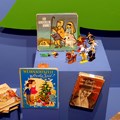 Bücher aus den Jahren 1950-60 sowie Cowboy- und Indianerfiguren um 1960