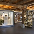 Blick in den Ausstellungsbereich im Besucherzentrum des Museums Oberschönenfeld