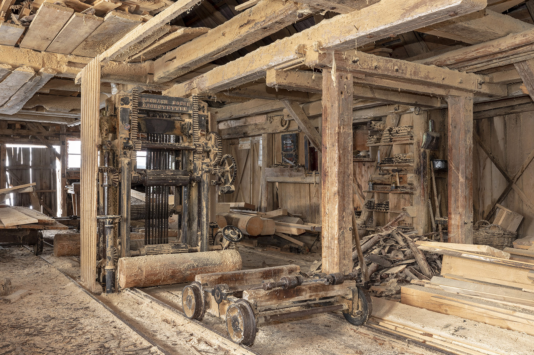 Innenansicht auf das Gattersägewerk.