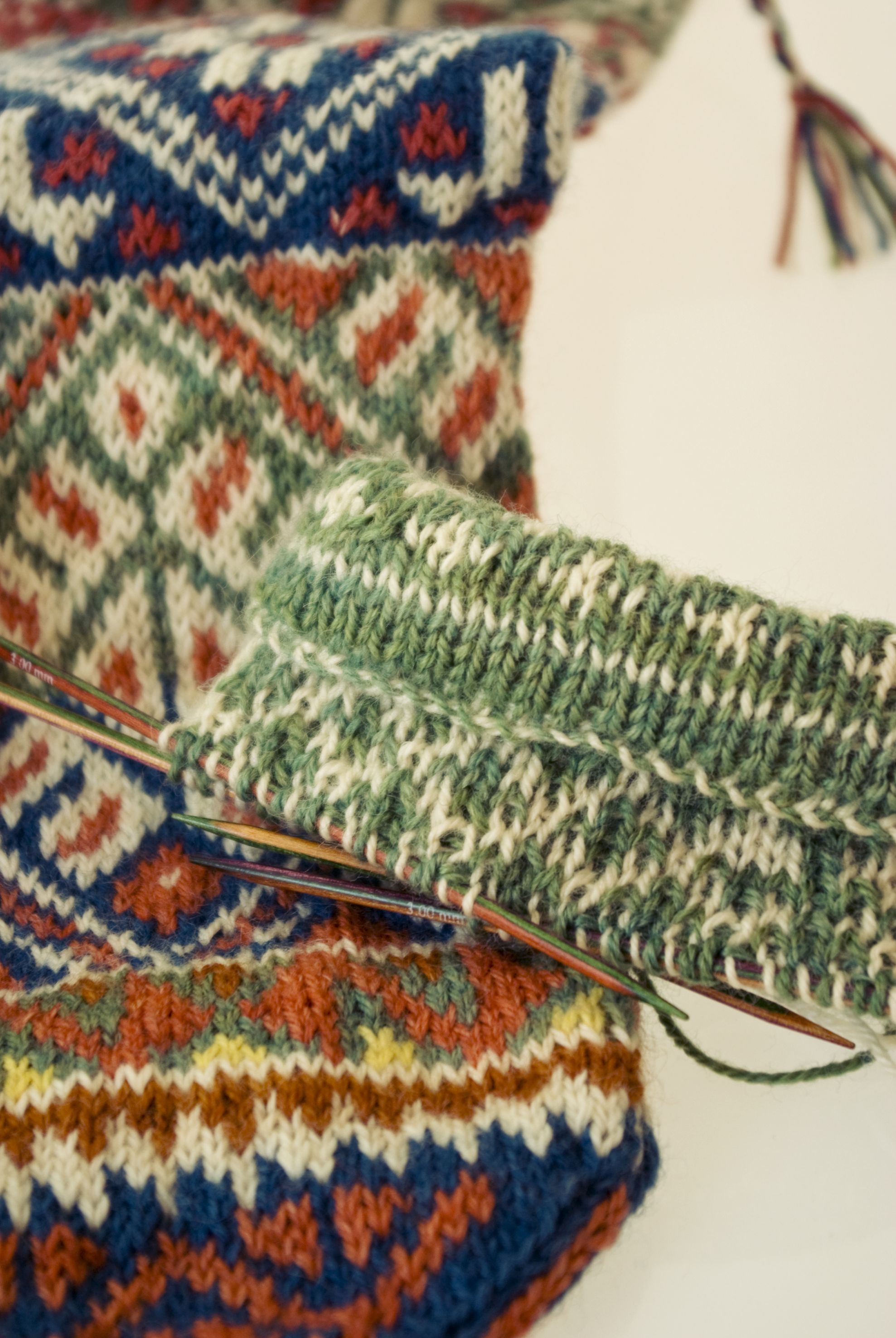 Socken stricken mal andersrum - Im Museum KulturLand Ries in Maihingen entstehen farbige Kunstwerke.