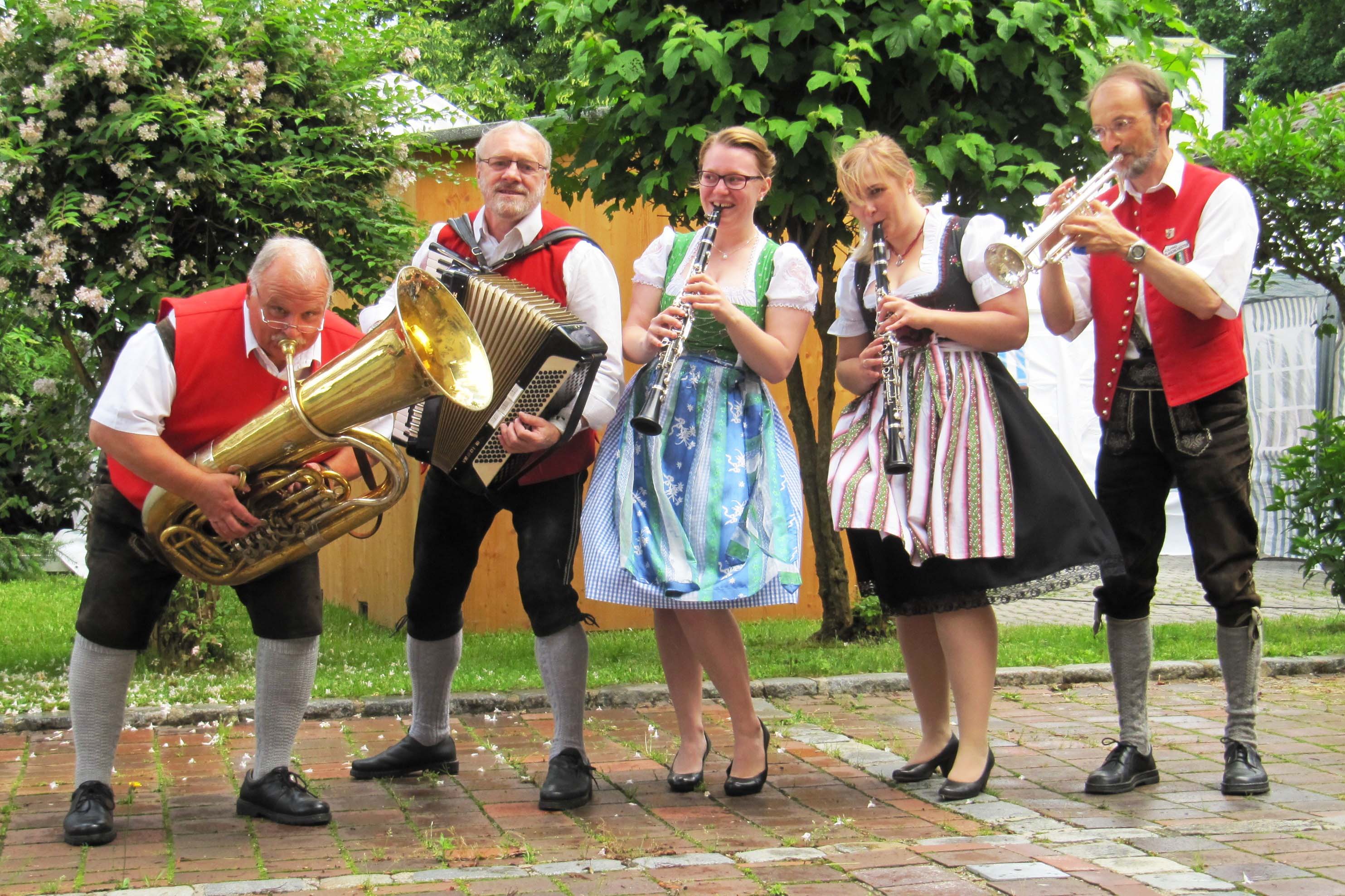 An ein Jubiläum erinnert musikalisch die Gögginger Tanzlmusik: Vor 150 Jahren wurde der Augsburger Kapellmeister Wendelin Massanari geboren, der das Blasmusikwesen in der Region sehr geprägt hat.