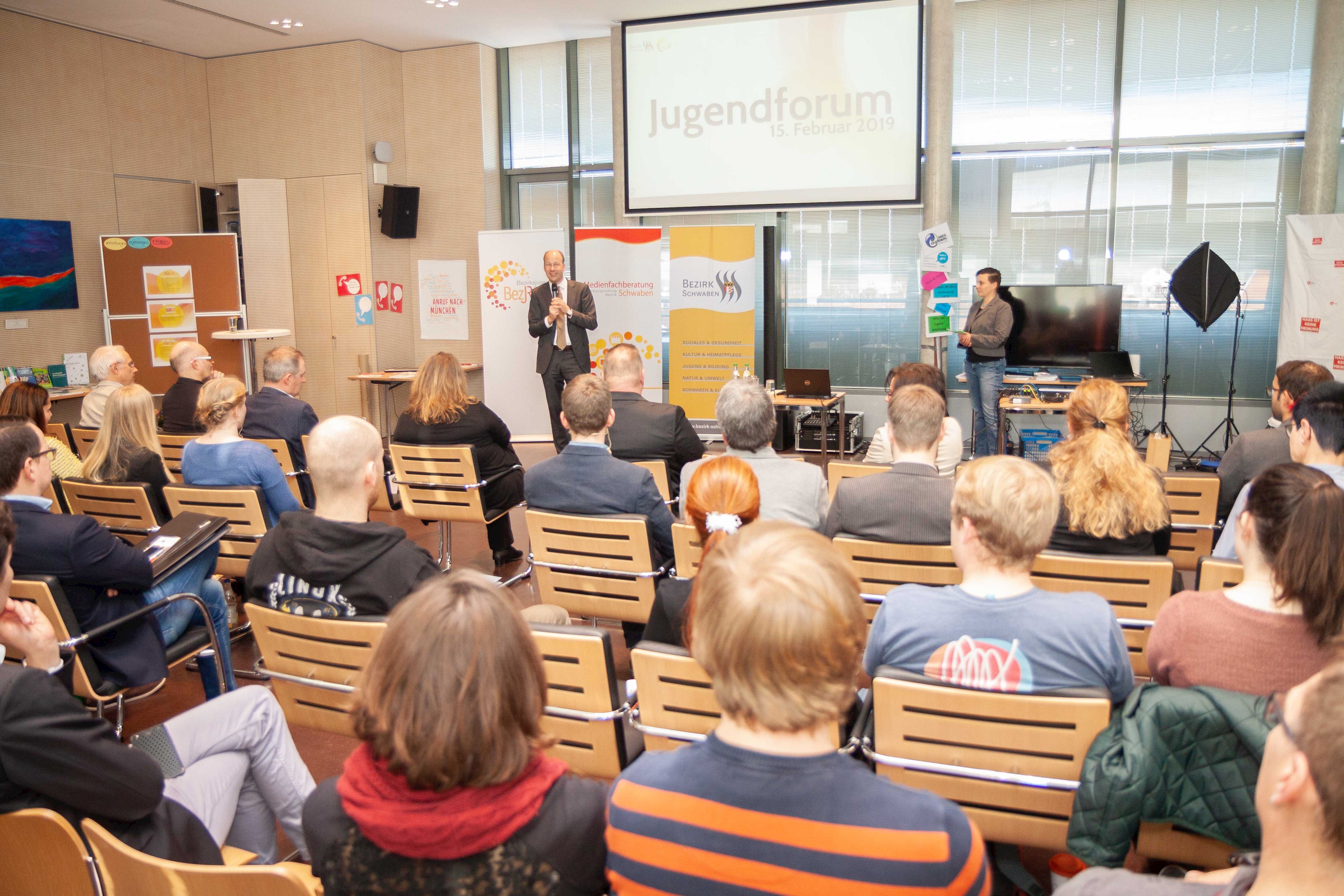 Bezirkstagspräsident Martin Sailer freute sich über die große Besucherzahl aus Politik und Jugendarbeit beim Jugendforum 2019.