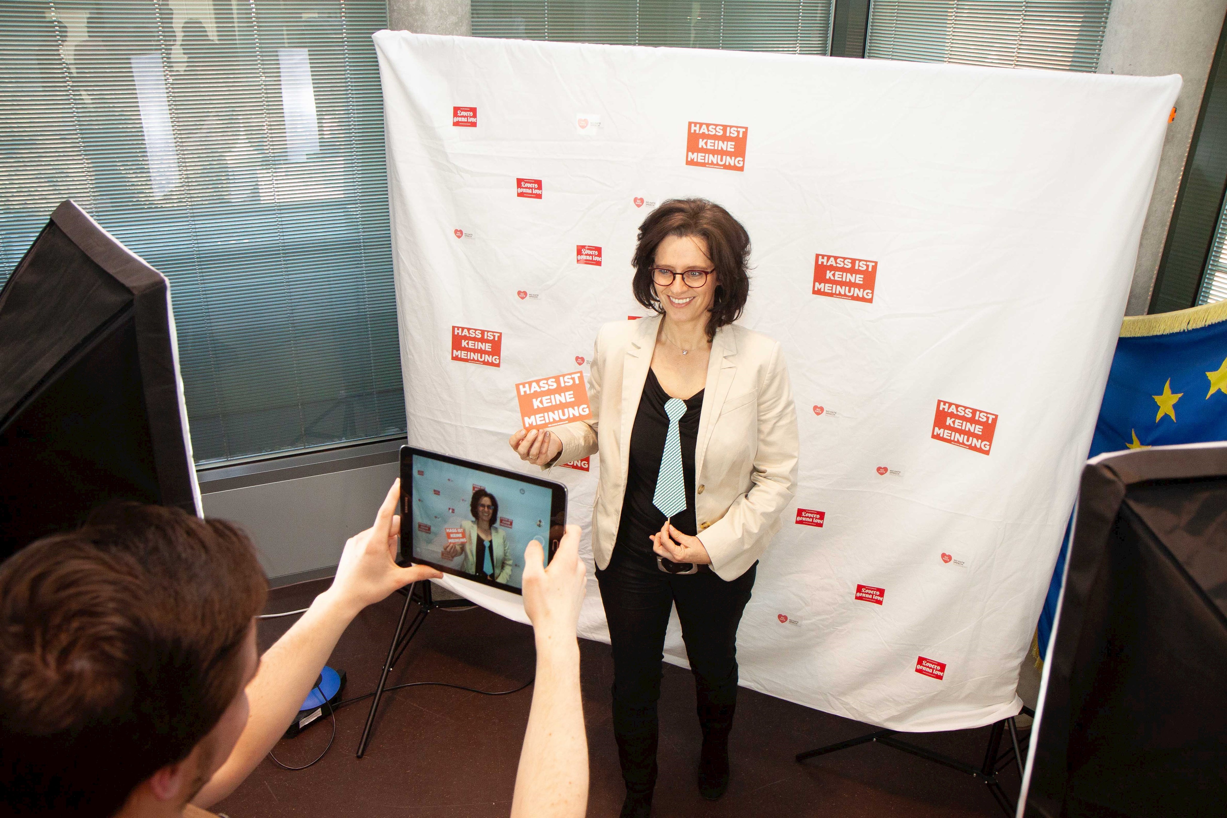 Hass ist keine Meinung: Auch Jugendbeauftragte Renate Deniffel zeigt mit einem Foto-Statement am Stand der Medienfachberatung Schwaben Haltung.