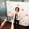 "Hass ist keine Meinung": Auch Jugendbeauftragte Renate Deniffel zeigt mit einem Foto-Statement am Stand der Medienfachberatung Schwaben Haltung.