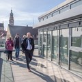 Helle Arbeitszimmer über den Dächern von Augsburg: Bezirkstagspräsident Martin Sailer freut sich über die guten Aussichten für die Arbeitsbedingungen der Sozialverwaltung im neuen Gebäude am Schmiedberg.