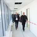 Bezirkstagspräsident Sailer und Architekt Varga freuen sich über den guten Fortschritt der Bauarbeiten.