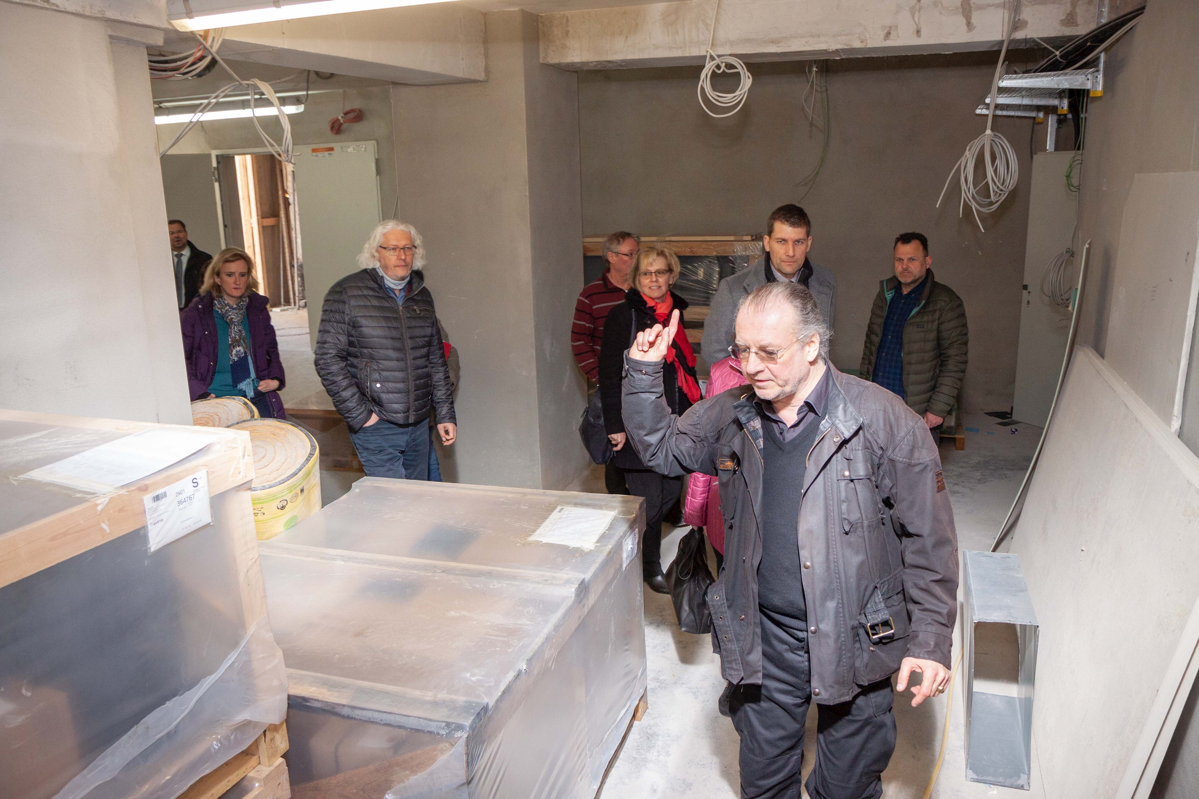 Géza Varga führte durch die Baustelle - hier den Fahrradkeller des Gebäudes.