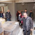 Géza Varga führte durch die Baustelle - hier den Fahrradkeller des Gebäudes.