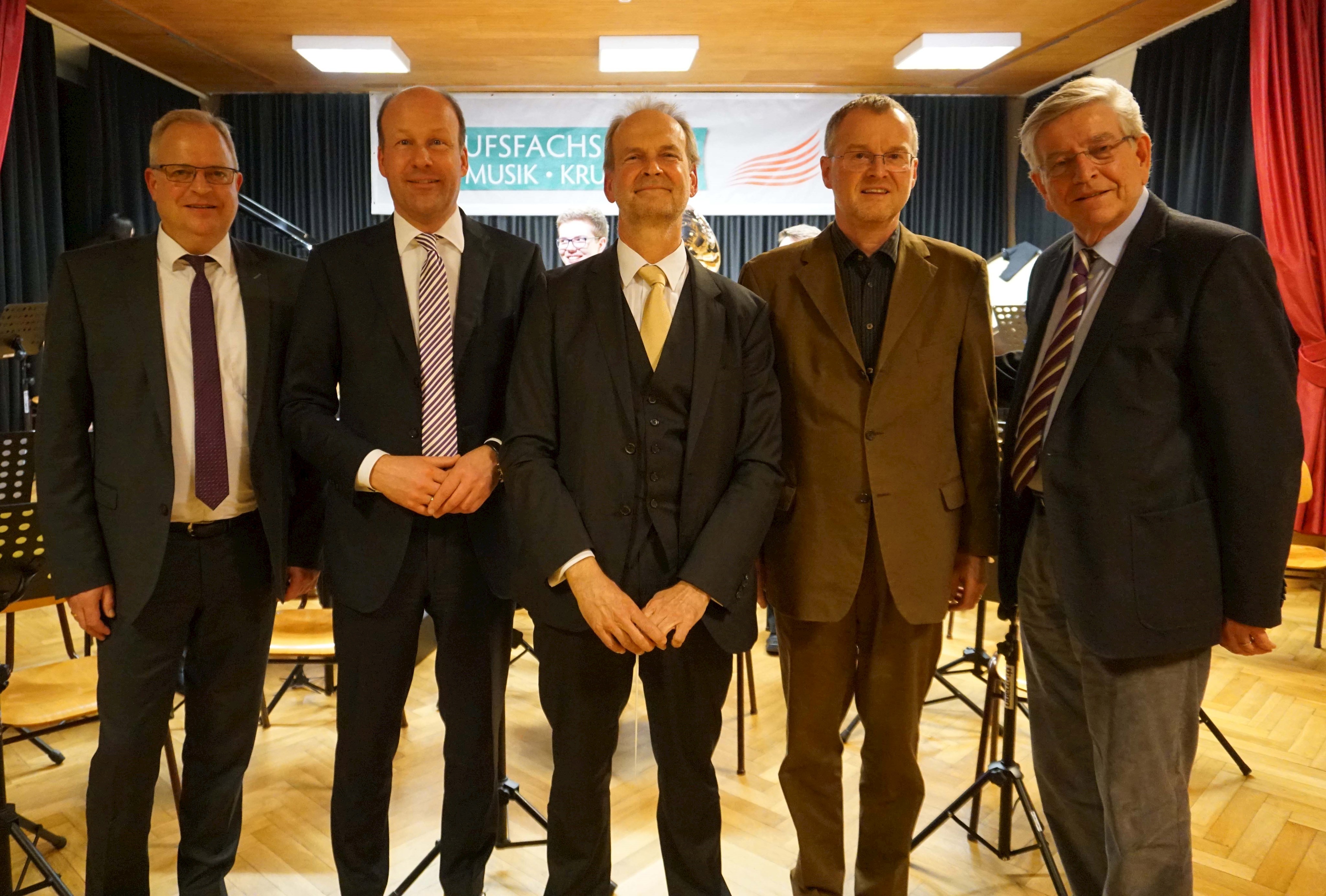 von links nach rechts: Jürgen Schwarz, Geschäftsführer der Berufsfachschule für Musik Krumbach , Bezirkstagspräsident Martin Sailer, Thomas Frank, der neuer Leiter der BFSM, Alfons Baader (ehem. Leiter) und Dr. Thomas Goppel, Präsident des Bayerischen Musikrats.